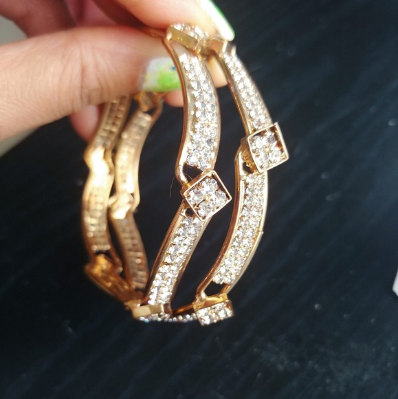 NWOT $10 gold toned bangles - Picture 6 of 7